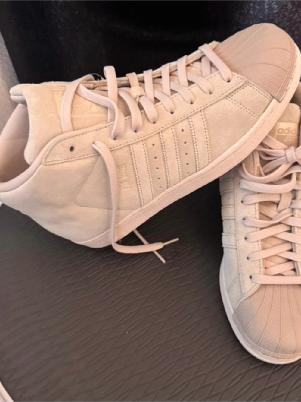 M8.5/W10 unisex: adidas Women’s Sneakers in Light Beige Suede